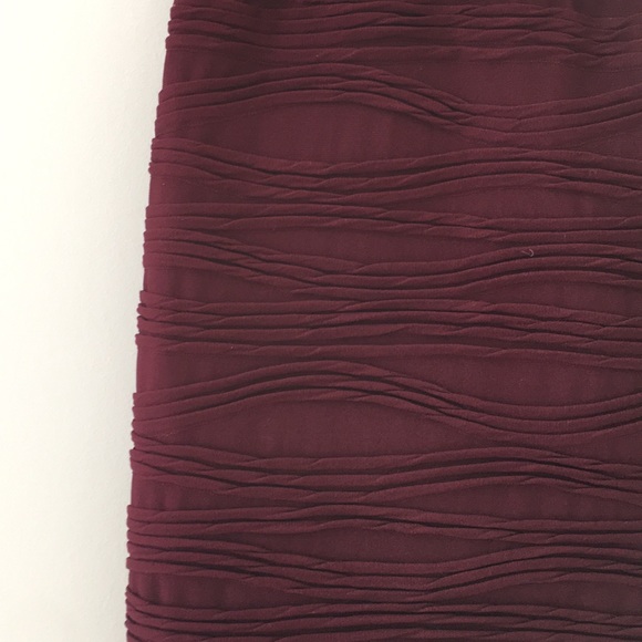 Burgundy texture pencil bodycon skirt - Picture 2 of 2